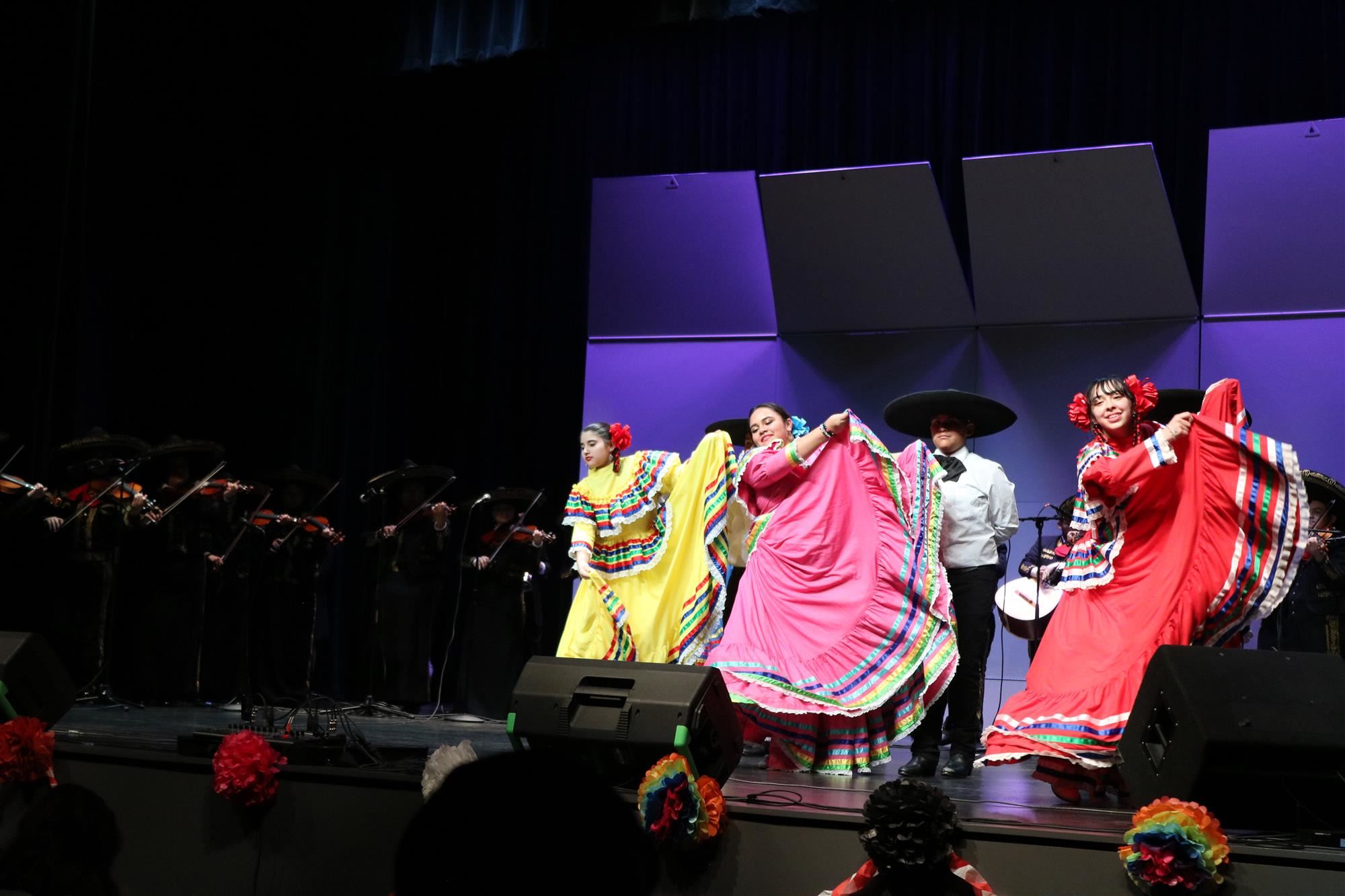 The girls dancing La Negra