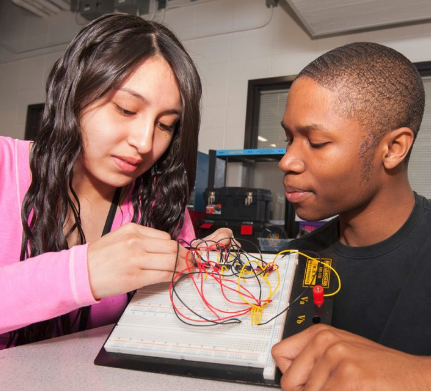 Students repairing computer 